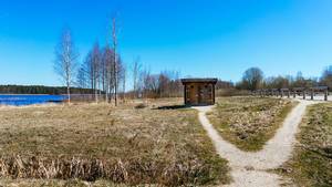 Wooden outhouse in the field / Hölzernes Nebengebäude auf dem Feld