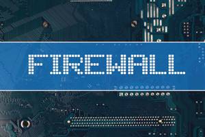 Wort Firewall vor einer elektronischen Leiterplatte als Hintergrund