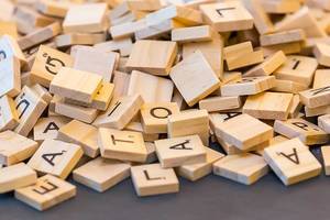 Wörter legen mit Holzsteinen des Brettspiels