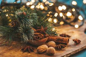 Wunderschöner Weihnachtlicher Hintergrund mit Gewürzen, Nüssen und verschwommen Licht der Girlande