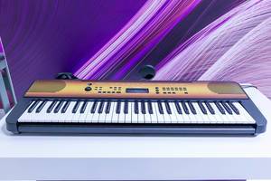 Yamaha Digitalpiano mit Anschlagdynamik: Tragbares Keyboard PSR E360 in Nussbaum und Ahorn