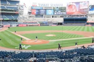Yankee Stadium mit Blick auf das Spielfeld in New York City, USA