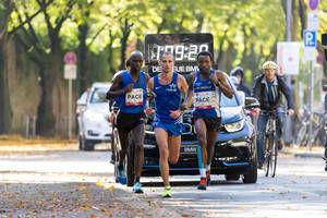 Yasa Kaan, Pfeiffer Hendrik und Seboka Mitku geben Gas - Köln Marathon 2017