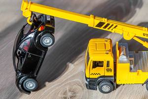 Yellow crane pulls black car - kids toys (Flip 2019) (Flip 2019)