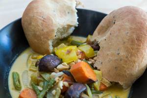 Yellow curry with oven-roasted vegetables by Hellofresh