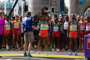 Yemane Tsegay, Tamirat Tola und weitere Läufer (Marathon Finale) bei den  IAAF Leichtathletik-Weltmeisterschaften 2017 in London