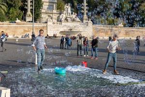 Young artists making a show with bubbles on the piazza del popolo in Rome