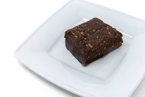 Yummy Scrummy - Roher Schokoladen Brownie auf weißem Teller