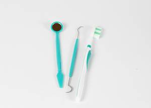 Zahnärztliche Instrumente und Zahnbürste