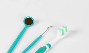 Zahnarztspiegel, Heidemann-Spatel und Zahnbürste
