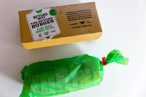 Zehn veganische glutenfreie Beyond Meat Burger-Pastetchen in grüner Packung