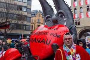 Zeichen gegen Rechtsextremismus beim Kölner Karnevalszug am Rosenmontag: weinender Dom mit der Aufschrift "Uns Hätz schleiht för Hanau"