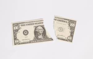 Zerrissener 100 US-Dollar Schein vor weißem Hintergrund