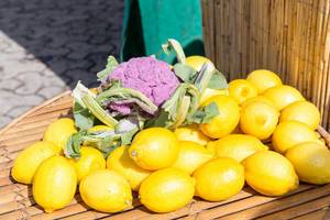 Zitronen und lila Blumenkohl