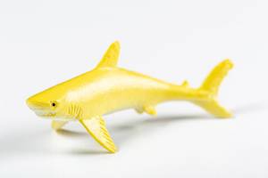 Zitronenhai auf weißem Hintergrund als Spielzeugfigur