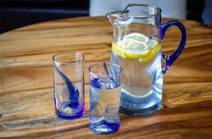 Zitronenwasser im Krug und Gläsern