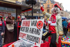 Zoch vor dem Zoch des Rosenmontagszug in Köln mit den Pappnasen Rot-Schwarz gegen Rechts