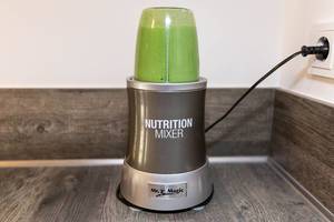 Zubereitung eines grünen Smoothies im Nutrition Mixer von Mr. Magic