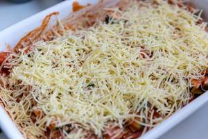 Zucchini, Tomatensauce und geriebener Käse