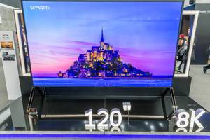 Zukunftsfernsehen: 8K-TV von Sharp mit großem 120 Zoll Bildschirm