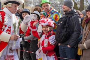 Zuschauer bewundern die prachtvoll gekleideten Roten Funken - Kölner Karneval 2018
