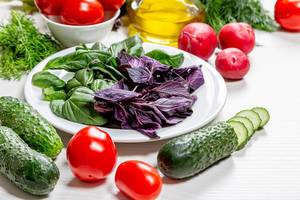 Zutaten für einen frischen vegetarischen Salat