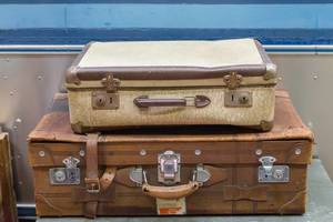 Zwei alte Reisekoffer im Vintagestil erinnern an den Siebenstein-Koffer