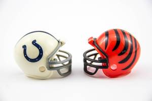 Zwei American Football Helme auf weißem Hintergrund