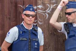 Zwei belgische Polizisten in offizieller Uniform und mit Sonnennbrillen am Tomorrowland Festival 2019