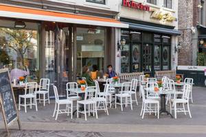 Zwei Damen sitzen in einem Straßencafe in der Fussgängerzone Venlos