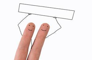 Zwei glückliche Smileys auf Fingern gemalt halten zusammen ein leeres Schild hoch
