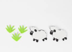 Zwei Schafe beim Grasen
