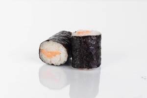 Zwei Sushi Maki Rollen mit Lachs im weißen Hintergrund